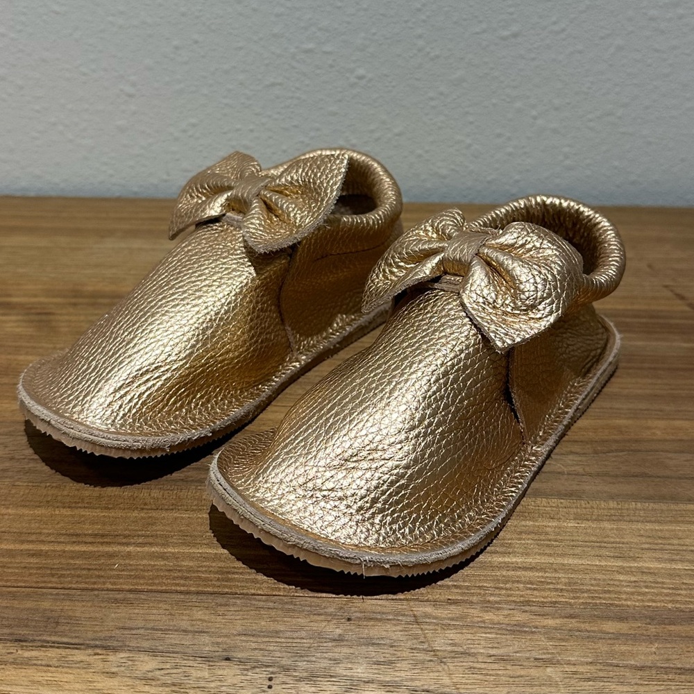 Posh Panda Youth Bow Moc, Copper Metallic, Size 11/12